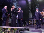 Moment odznaczania Mariana Masełko Krzyżemj Małopolski 