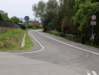 zakręt na drodze asfaltowej, z poboczem  i pasem zieleni w Stojowicach