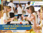 dzieci siedzące na stołówce z posiłkiem