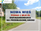 obrazek drogi z budynkiem sportowym po lewej stronie i napis na środku: Nowa Wieś - ponad 1 mln zł dofinansowania na przebudowę drogi