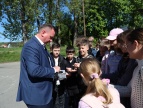 Na zdjęciu burmistrz To masz Suś rozdaje młodzieży rękawiczki ochronne