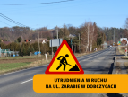 droga przy ul. Zarabie w Dobczycach na środku drogi stoi znak uwaga roboty drogowe poniżej napis utrudnienia w ruchu na ul. zarabie w Dobczycach 