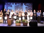 Kuratorki wystawy z rodziną i przyjaciółmi na scenie