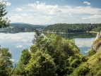 Wzgórze zamkowe - widok na zamek i jezioro