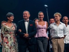 Podpułkownik Krzysztof Miękina na scenie z rodziną i przyjaciółmi
