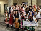 członkowie zespołu folklorystycznego z Dobczyc w barwnych strojach ludowych 