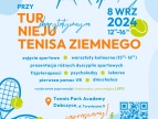plakat niebieski z pomarańczowym napisem, rakiety do tenisa i piłeczki w tle