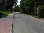 widok jezdni wzdłuż ulicy jałowcowej oraz chodnika