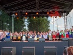 Wspólne zdjęcie na scenie grup tanecznych 