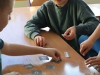chłopiec mający w rękach karteczki 