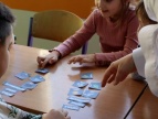 dzieci z karteczkami na stoliku 