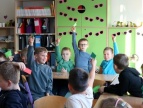 grupa dzieci z uniesionymi rękami w góre