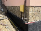  odkopany fundament budynku szkoły, fragment odwodnienia