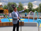 Burmistrz przemawiający na otwarciu wodnego placu zabaw