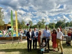 Na pierwszym planie grupa samorządowców z Wicepremierem Władysławem Kosiniakiem-Kamyszem, w tle wodny plac zabaw