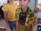 chłopiec z dziewczynką robią wspólne zdjecia w żółtych koszulkach