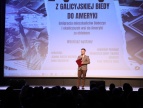 Dyrektor biblioteki na scenie w auli w Dobczycach