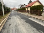 droga aswaltowa z żółtym kolorem domu po prawej stronie 