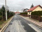 droga aswaltowa z żółtym kolorem domu po prawej stronie 
