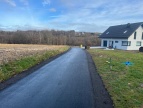 droga aswaltowa a obok tereny trawiaste 