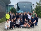 członkowie zespołu na tle autobusu