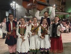 Zespół Pieśni i Tańca Dobczyce na Sardynii 2024, nocą w stojach ludowych kilka osób