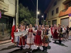 Zespół Pieśni i Tańca Dobczyce na Sartynii 2024, w stojach ludowych stoją na ilicy w barwnym korowodzie